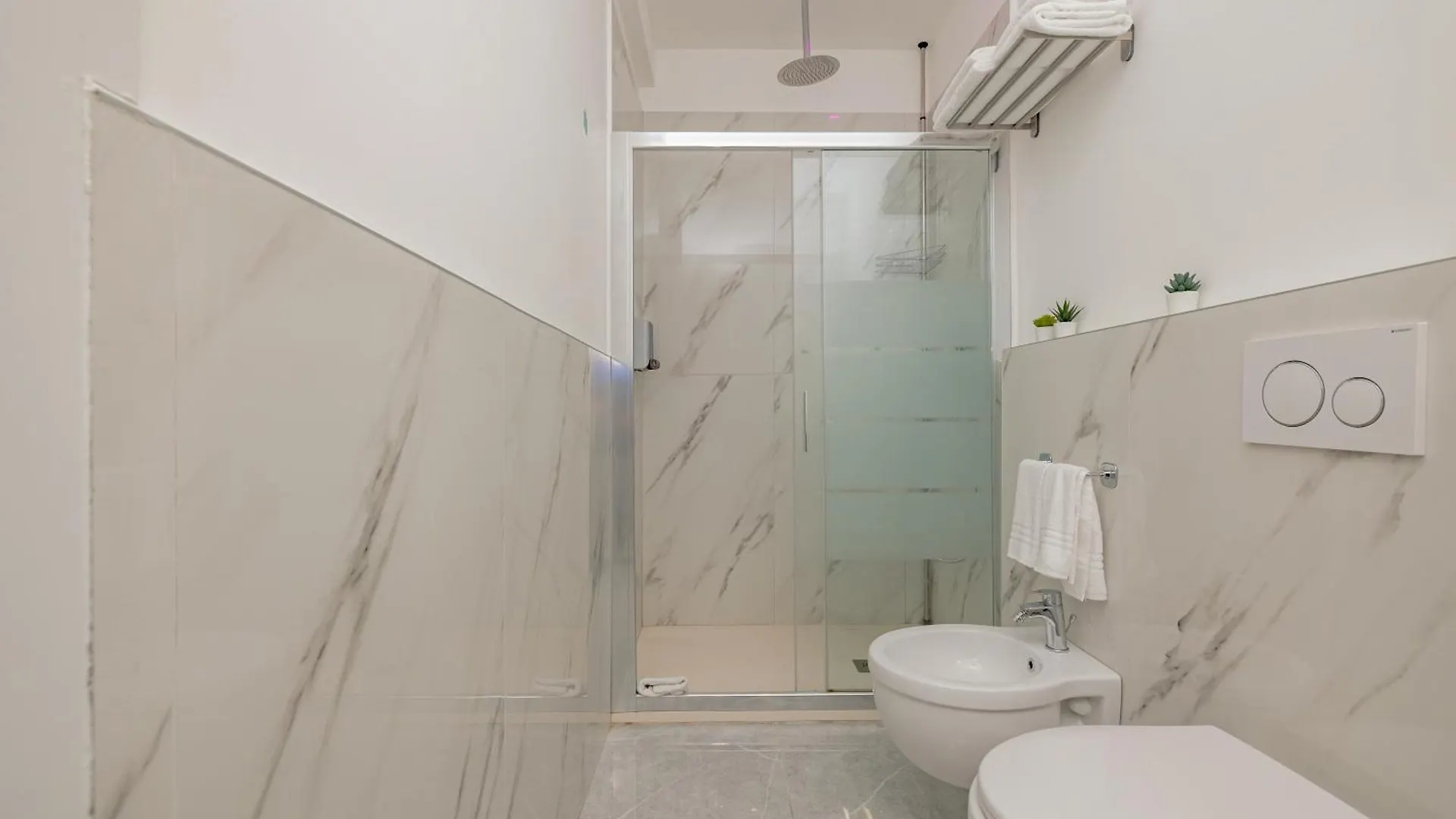 Luxury Room - 1 Mailand 0*,  Italien